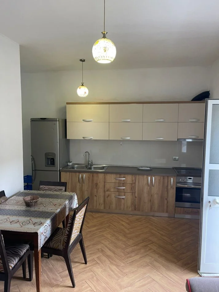 Tirane, jepet me qera apartament 2+1+Ballkon Kati 2, 120 m² 450 € (Don bosko)
