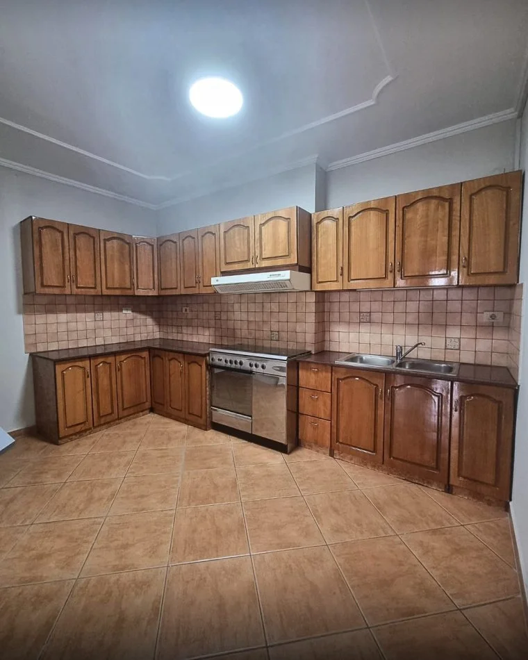 Tirane, jepet me qera ambjent biznesi , 178 m² 1.700 € 