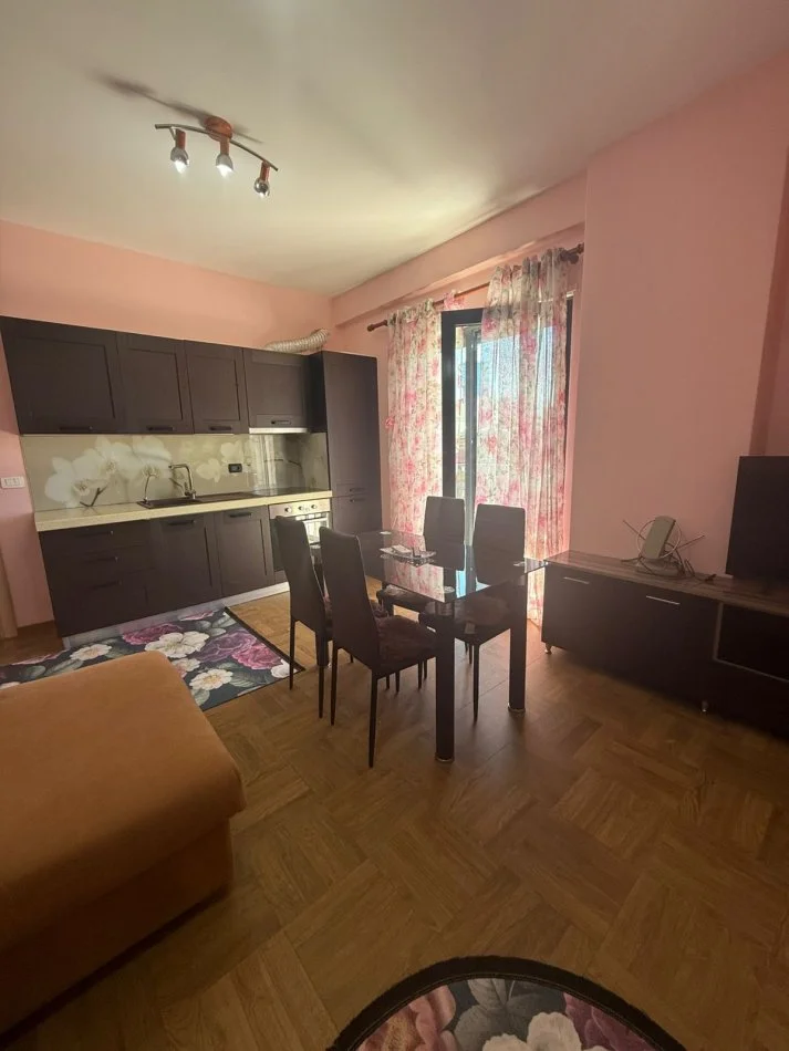 Tirane, jepet me qera apartament 1+1+Ballkon Kati 4, 70 m² 600 € (Bulevardi Zogu Par Ministria e Drejtësis Rruga Dervish Hatixheja)