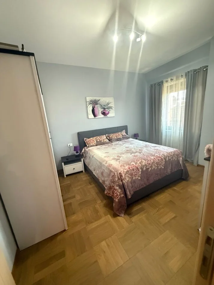 Tirane, jepet me qera apartament 1+1+Ballkon Kati 4, 70 m² 600 € (Bulevardi Zogu Par Ministria e Drejtësis Rruga Dervish Hatixheja)