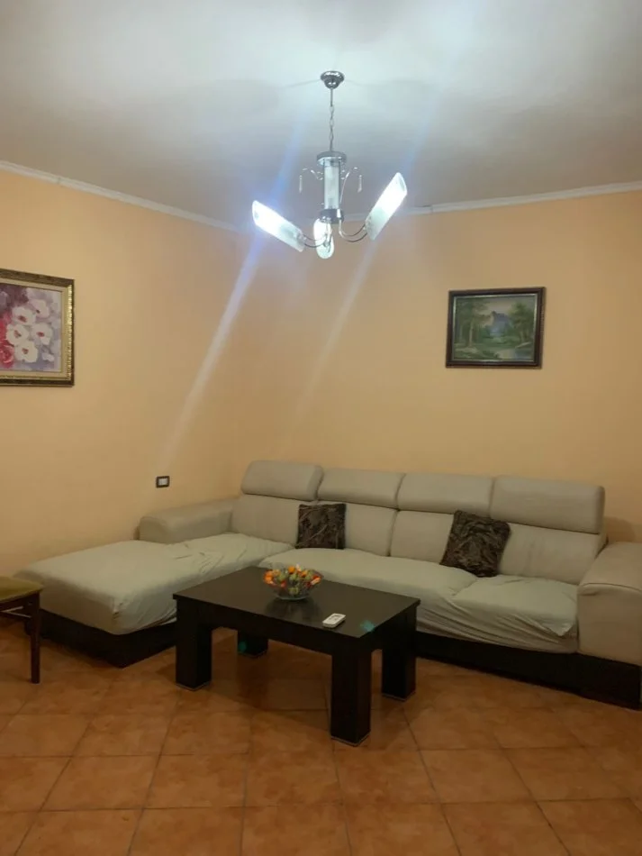 Tirane, jepet me qera 1+1 , 600 €