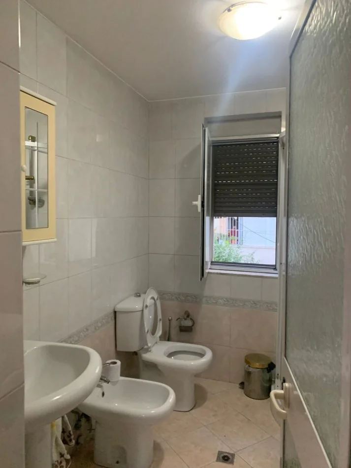 Tirane, jepet me qera 1+1 , 600 €