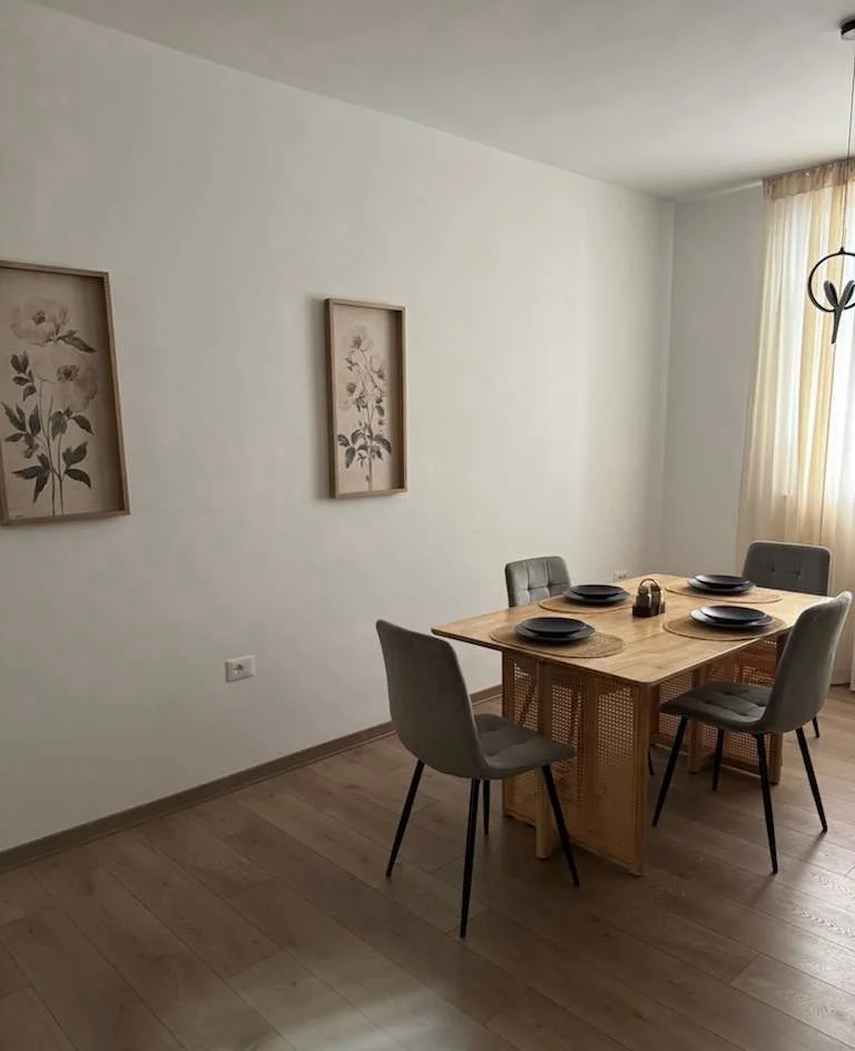Tirane, jepet me qera 2+1 Kati 2, 90 m² 950 € 