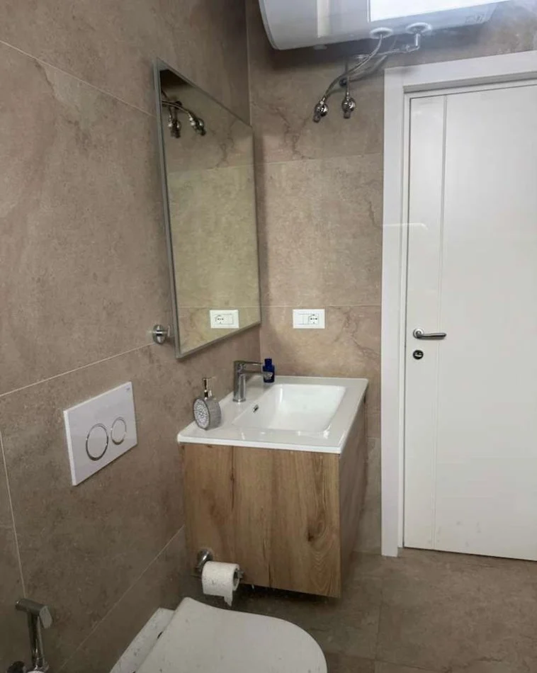 Tirane, jepet me qera 2+1 Kati 2, 90 m² 950 € 