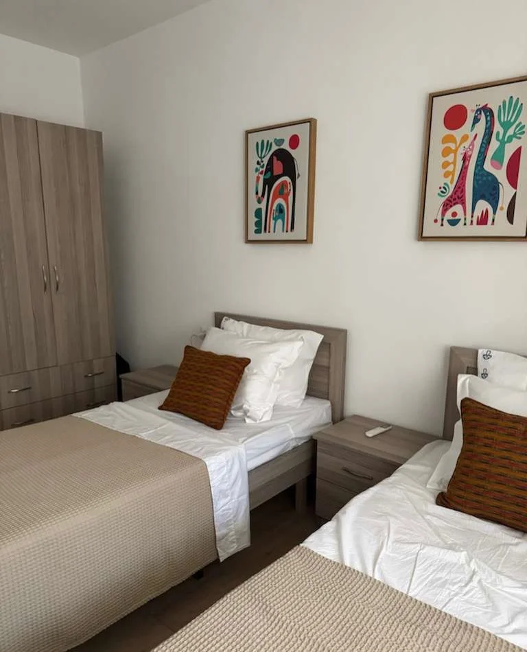 Tirane, jepet me qera 2+1 Kati 2, 90 m² 950 € 