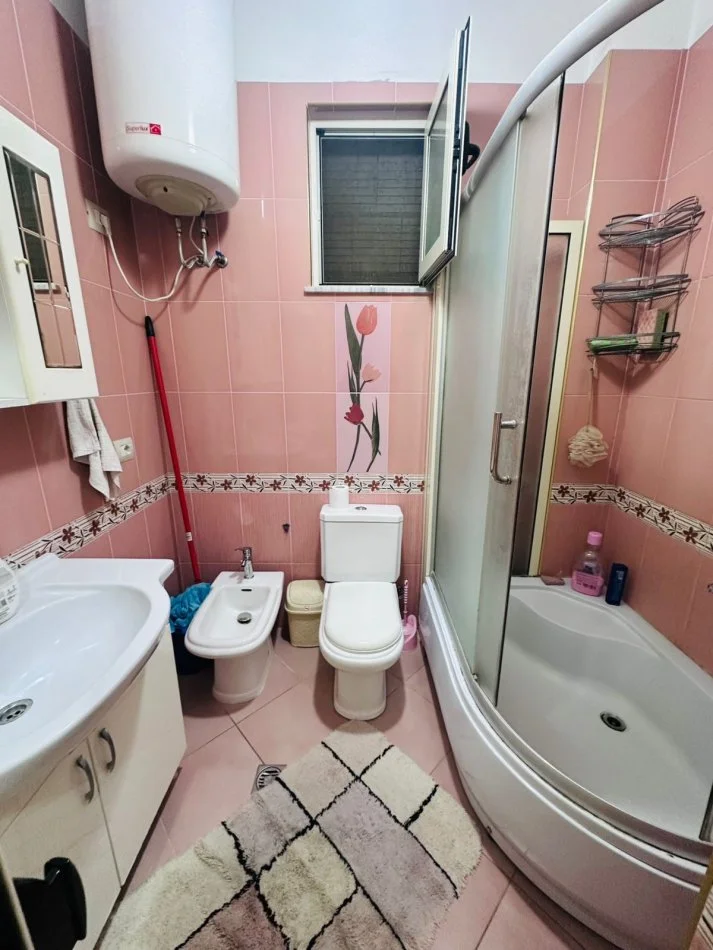 Tirane, jepet me qera apartament 1+1+Ballkon Kati 3, 75 m² 430 € (5 maji)