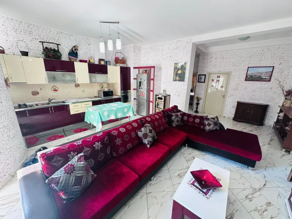 Tirane, jepet me qera apartament 1+1+Ballkon Kati 3, 75 m² 430 € (5 maji)