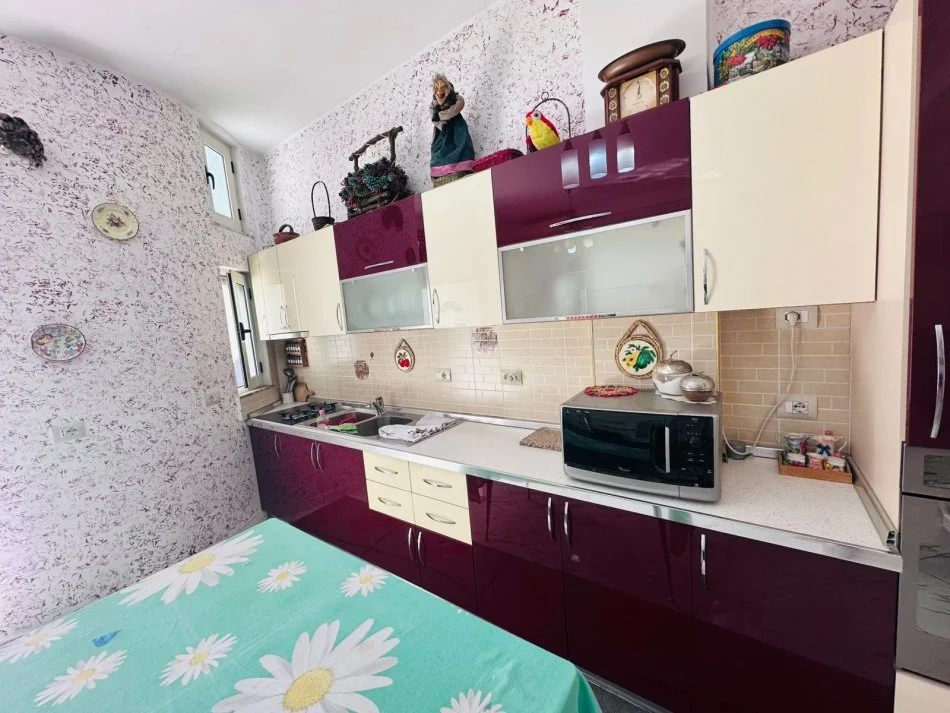 Tirane, jepet me qera apartament 1+1+Ballkon Kati 3, 75 m² 430 € (5 maji)