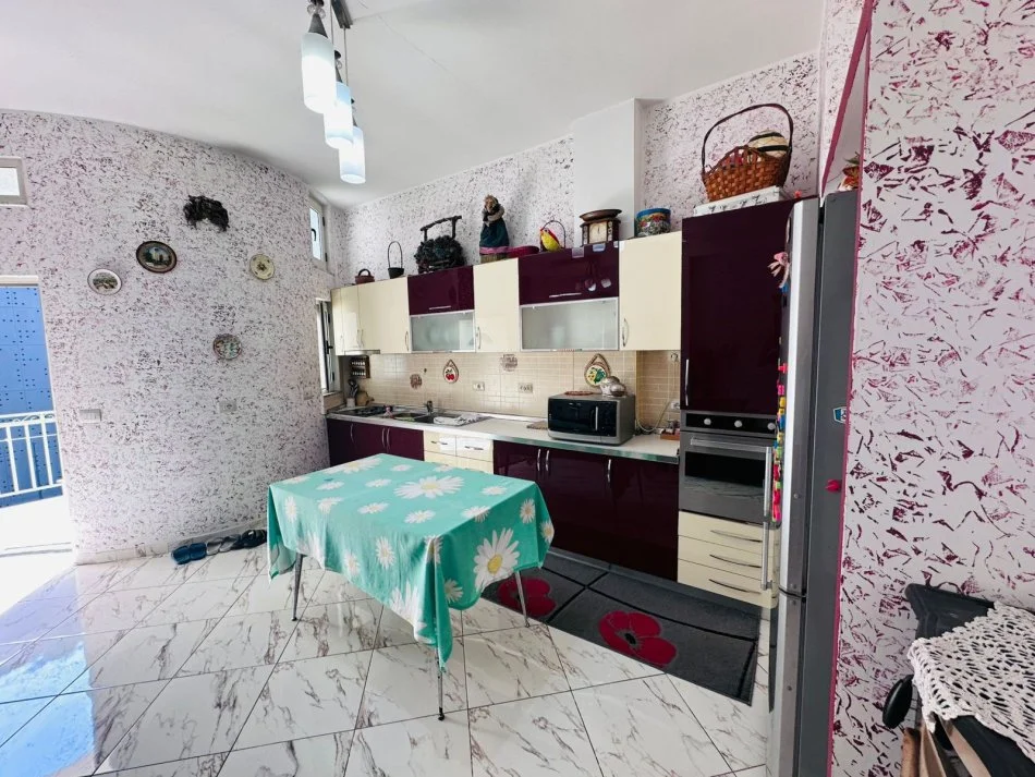 Tirane, jepet me qera apartament 1+1+Ballkon Kati 3, 75 m² 430 € (5 maji)