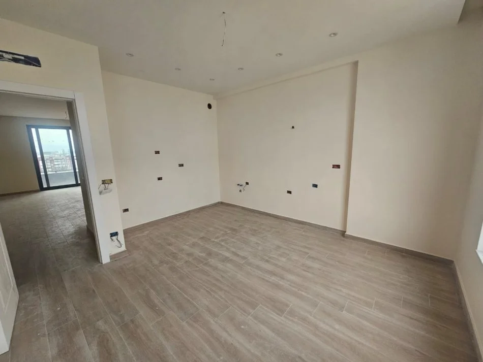 Tirane, shitet apartament 3+1 Kati 8, 135 m² 262.000 € 