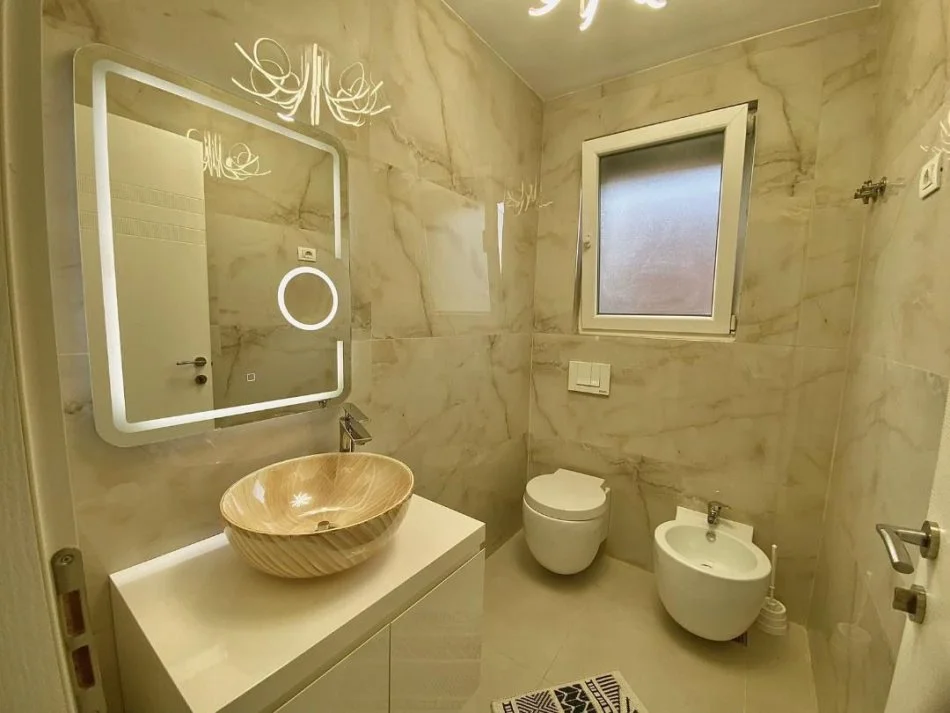 Tirane, jepet me qera apartament 2+1+Ballkon Kati 3, 1.700 € 