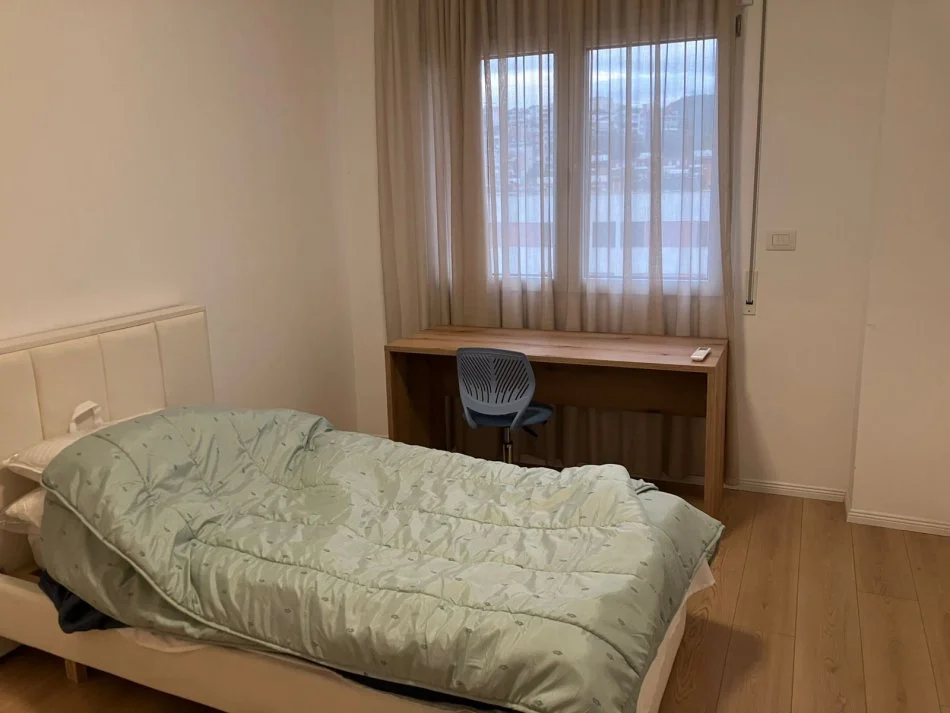 Tirane, jap me qera apartament 3+1+Ballkon Kati 4, 95 m² 800 € (Kopshti botanik)