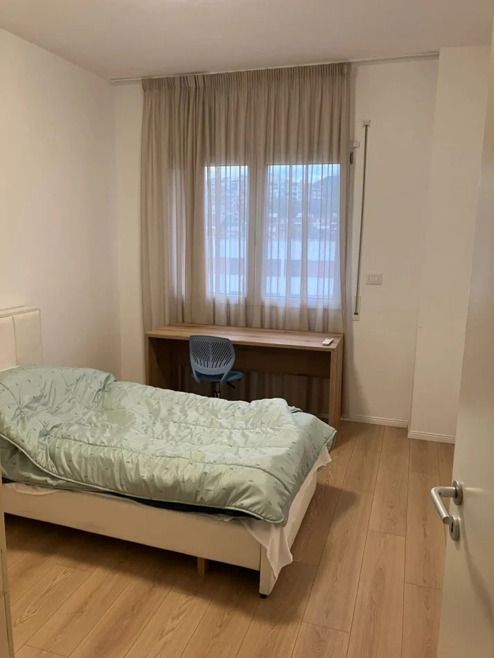 Tirane, jap me qera apartament 3+1+Ballkon Kati 4, 95 m² 800 € (Kopshti botanik)