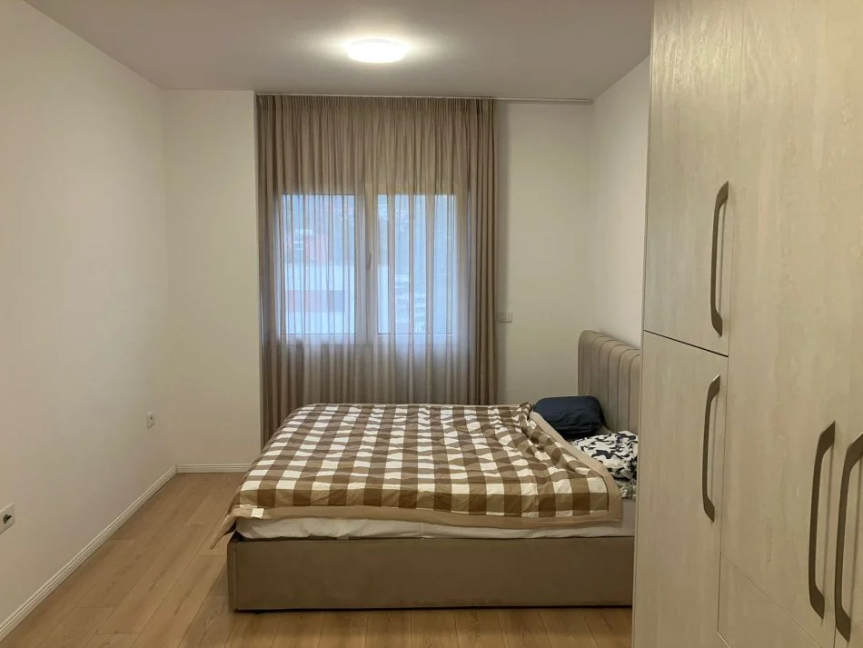 Tirane, jap me qera apartament 3+1+Ballkon Kati 4, 95 m² 800 € (Kopshti botanik)