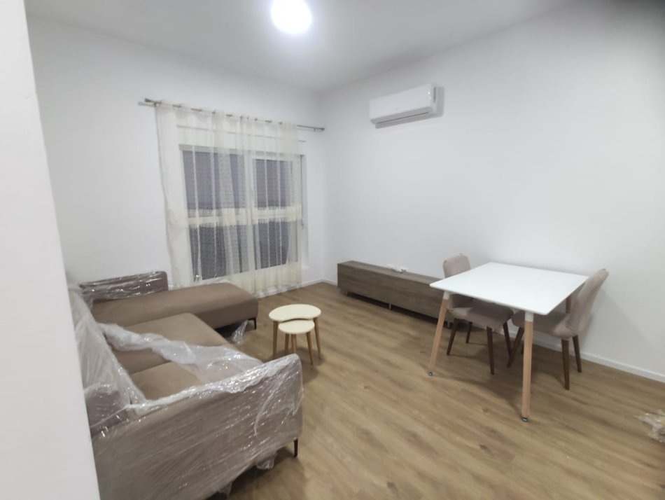 Tirane, jepet me qera apartament 1+1 Kati 7, 60 m² 400 € (Kompleksi Kadiu)