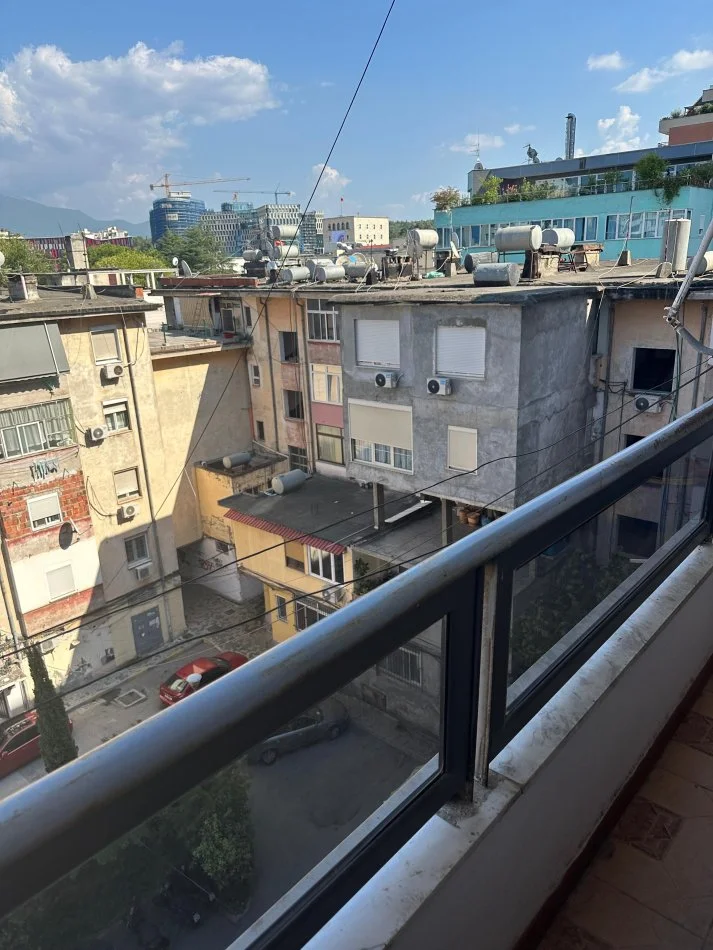 Tirane, jepet me qera apartament 2+1+Aneks+Ballkon Kati 6, 