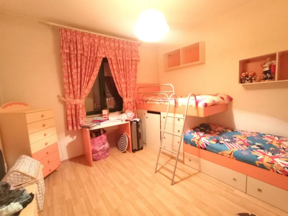 Tirane, jepet me qera apartament 2+1+Aneks+Ballkon Kati 6, 