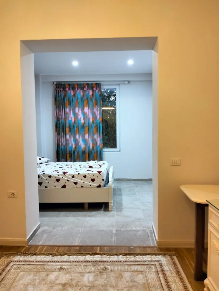 Tirane, jepet me qera Vile 3+1+Aneks+Ballkon Kati 1, (Secret Garden Residence)