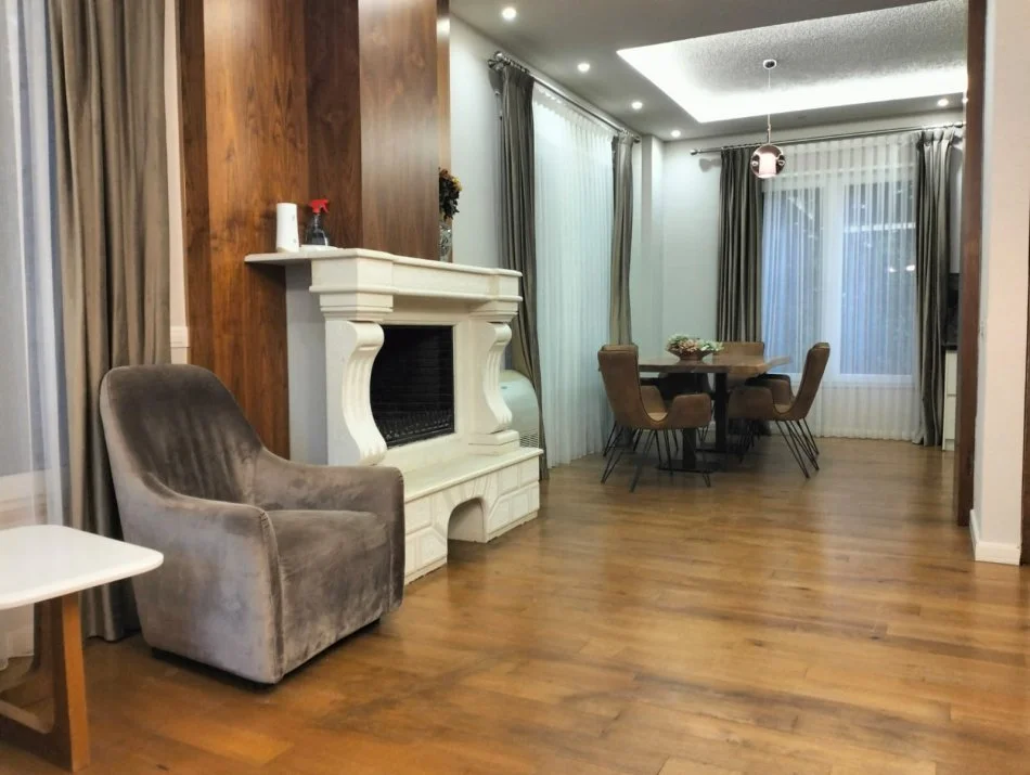 Tirane, jepet me qera Vile 3+1+Aneks+Ballkon Kati 1, (Secret Garden Residence)