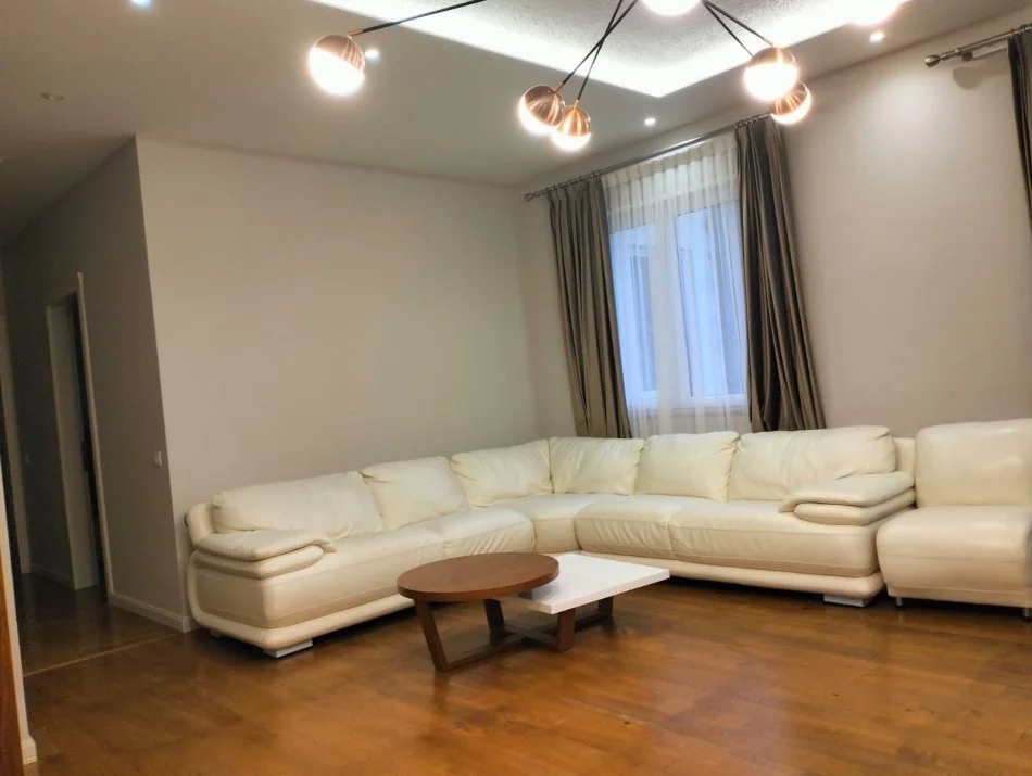 Tirane, jepet me qera Vile 3+1+Aneks+Ballkon Kati 1, (Secret Garden Residence)