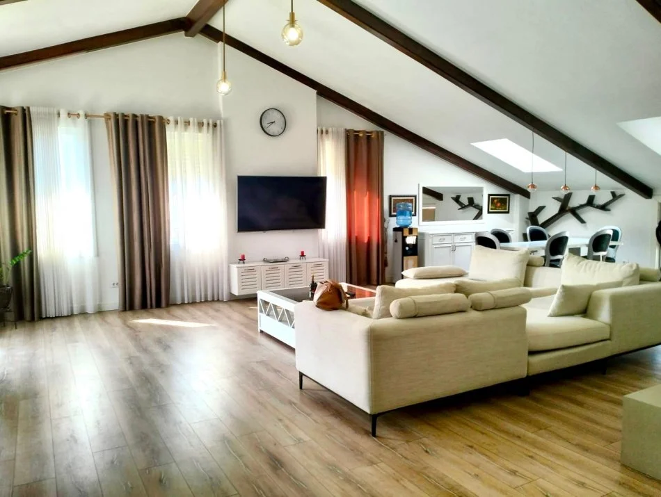 Tirane, jepet me qera 3+1+Aneks+Ballkon Kati 2, 210 m² 