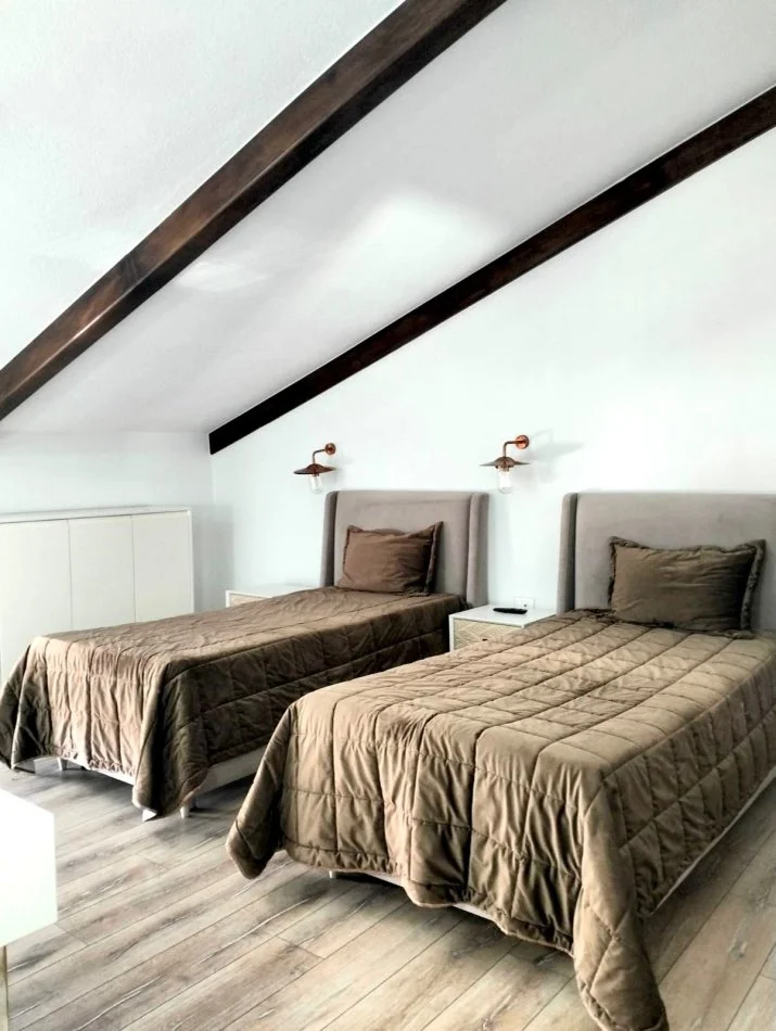 Tirane, jepet me qera 3+1+Aneks+Ballkon Kati 2, 210 m² 