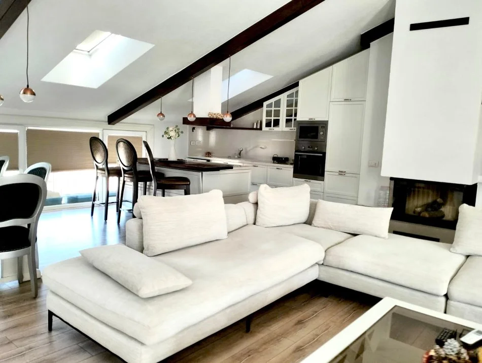 Tirane, jepet me qera 3+1+Aneks+Ballkon Kati 2, 210 m² 