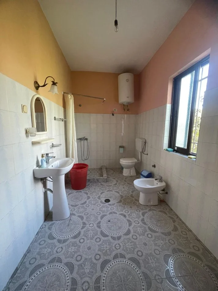 Tirane, jepet me qera shtepi 3+1+Ballkon Kati 2, 300 € (Mezez Fushe, Kashar)