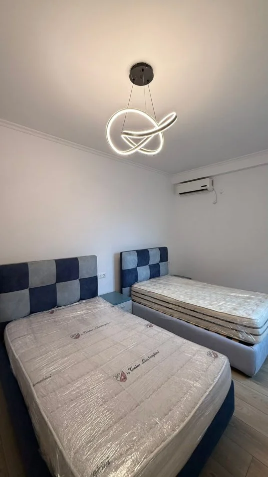 Tirane, jepet me qera apartament 2+1+Aneks+Ballkon Kati 5, 98 m² 800 € (Kodra e Diellit, tek hyrja e rezidences Kodra e Dillit 1)