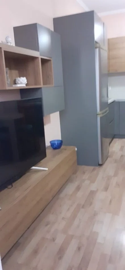 Tirane, jepet me qera apartament 2+1+Aneks+Ballkon Kati 3, 100 m² 600 € (Komuna e Parisit, Pran Kristalit)