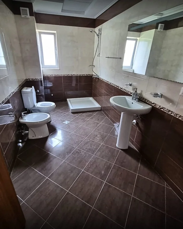 jepet me qera Vile 3 Katshe , 600 m²