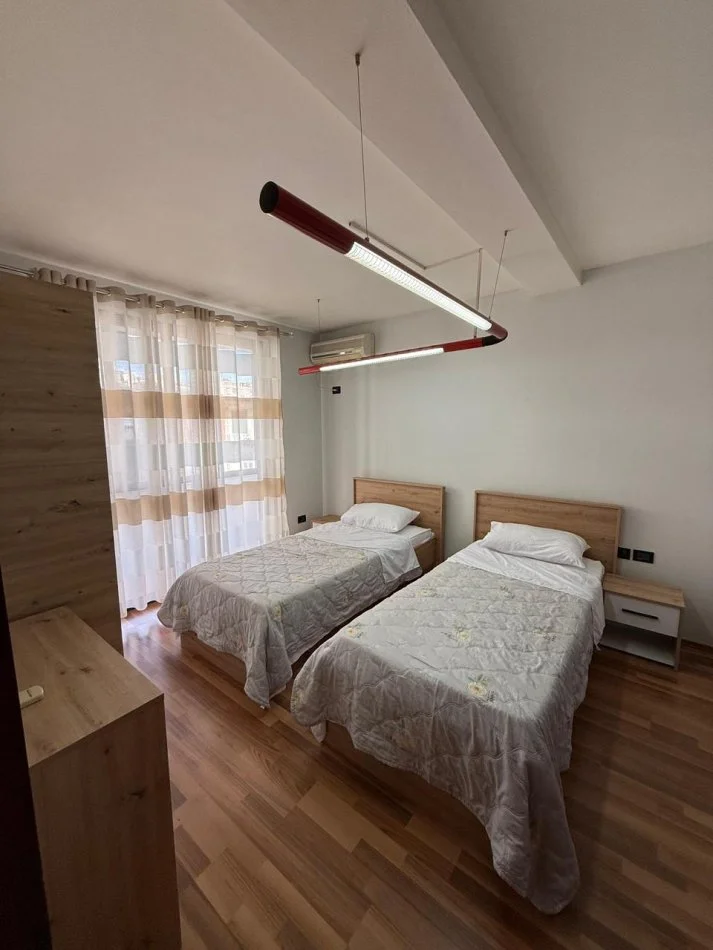 Tirane, jepet me qera apartament 2+1+Ballkon Kati 3, 750 € 