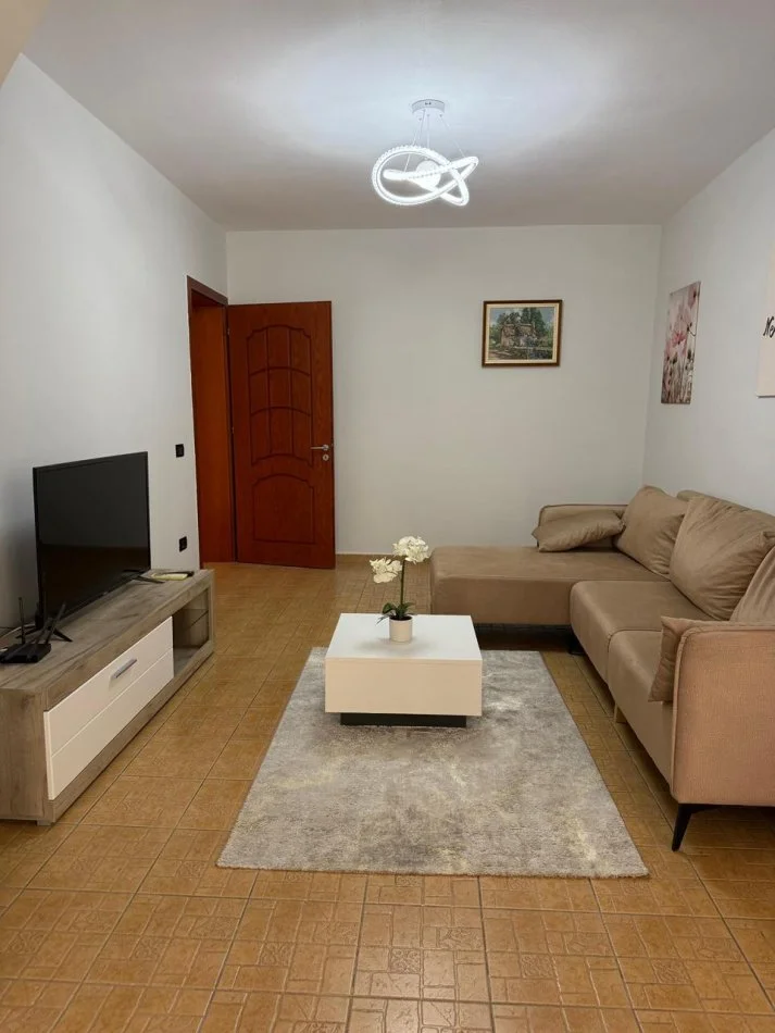 Tirane, jepet me qera apartament 2+1+Ballkon Kati 3, 750 € 