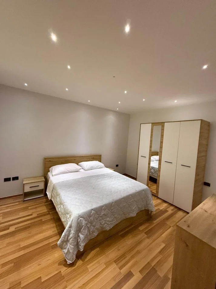 Tirane, jepet me qera apartament 2+1+Ballkon Kati 3, 750 € 