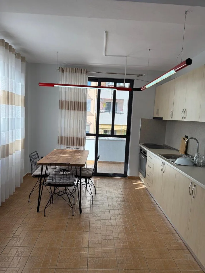 Tirane, jepet me qera apartament 2+1+Ballkon Kati 3, 750 € 