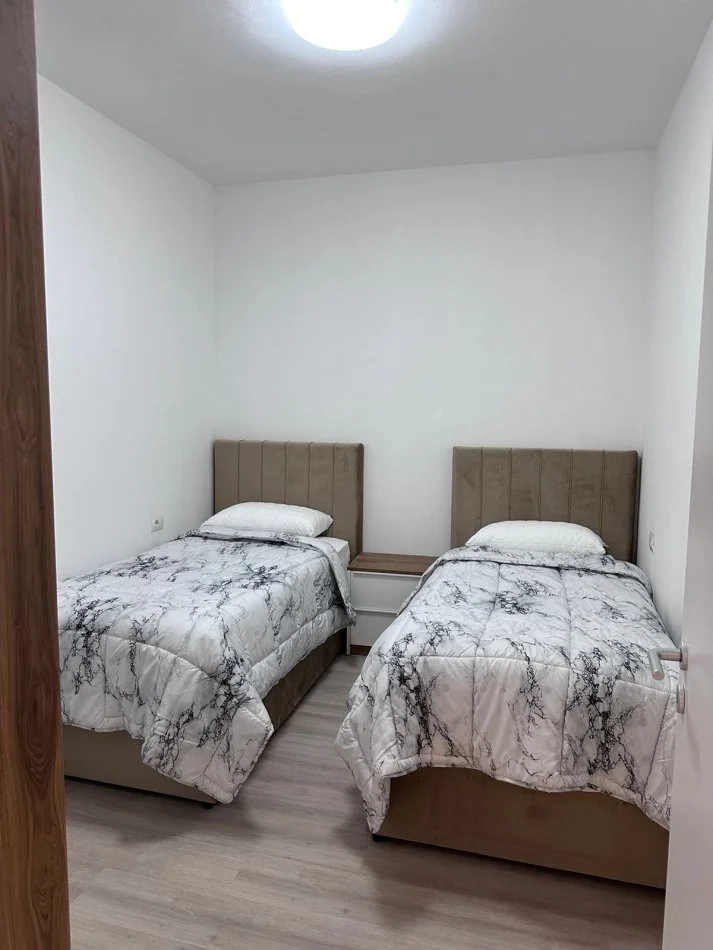 Tirane, jepet me qera apartament 2+1+Ballkon , 76 m² 1.000 € 