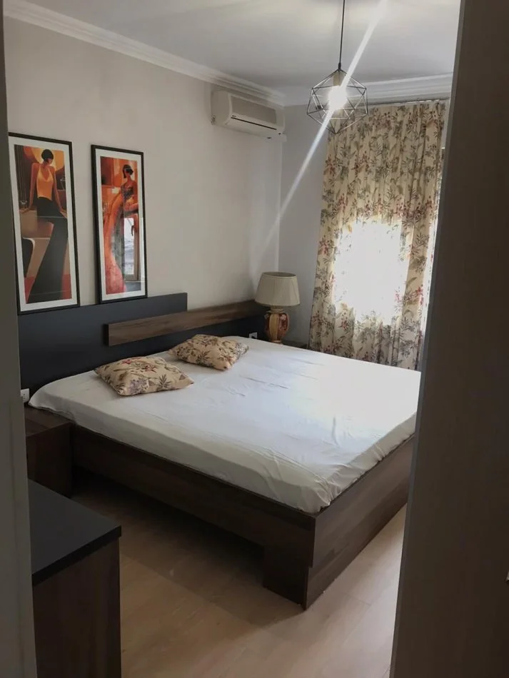 Tirane, jepet me qera apartament 2+1+Ballkon Kati 6, 125 m² 1.000 € 