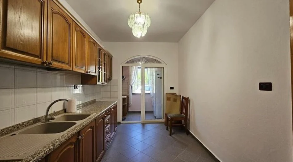 Tirane, jepet me qera Vile 2 Katshe , 210 m² 1.800 € 