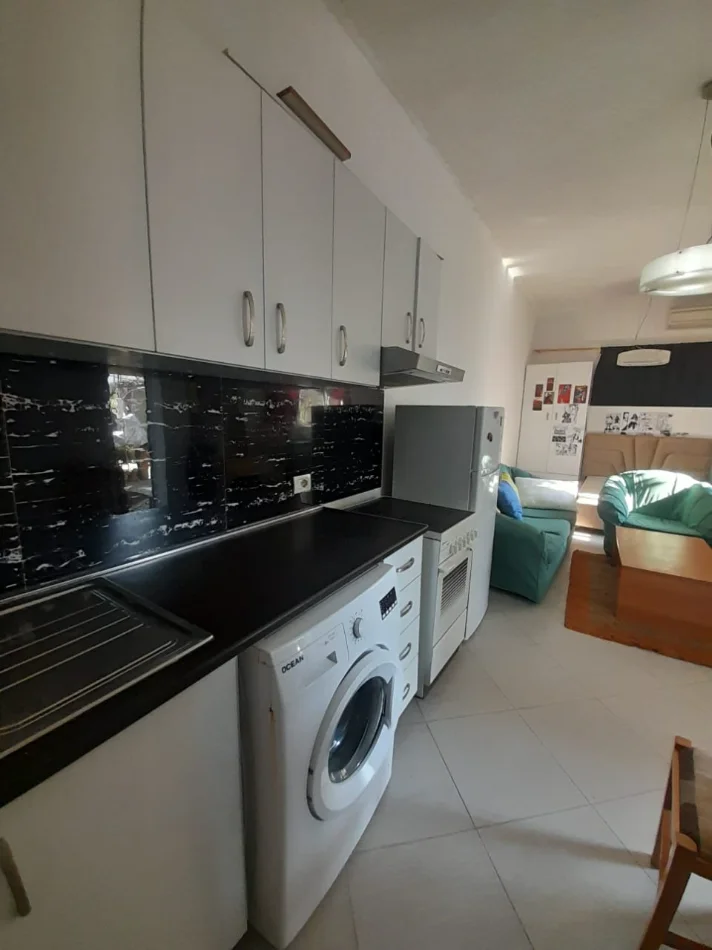 Tirane, jepet me qera Garsonier, Kati 1, 40 m², Çmimi 30.000 Lekë të Reja, Tek Globe ,Rruga Kavajës,Tiranë