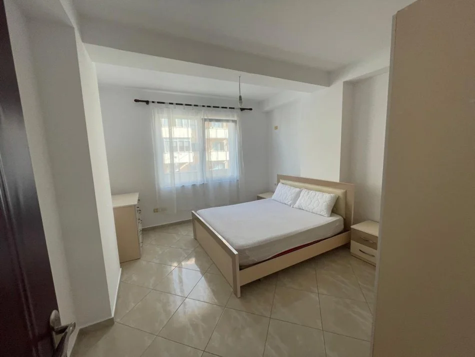 Tirane, jepet me qera 2+1 Kati 3, 100 m² 600  Lek (Rruga e Kavajes. Te Nesharaku)