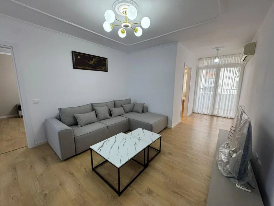 Yzberisht, jepet me qera apartament 2+1 Kati 7, 1 m² 550 € (Bulevardi Migjeni)