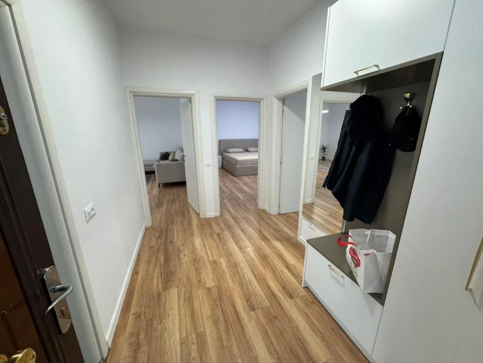 Tirane, jepet me qera apartament 2+1+Ballkon Kati 5, 70 m² 800 € (Gjimnazi Petro Nini Luarasi)