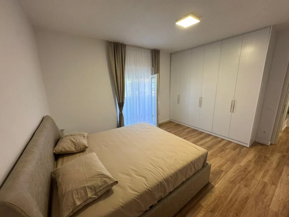 Tirane, jepet me qera apartament 2+1+Ballkon Kati 5, 70 m² 800 € (Gjimnazi Petro Nini Luarasi)