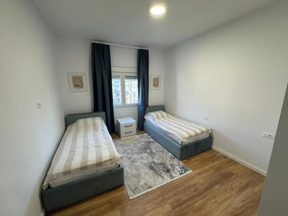 Tirane, jepet me qera apartament 2+1+Ballkon Kati 5, 70 m² 800 € (Gjimnazi Petro Nini Luarasi)