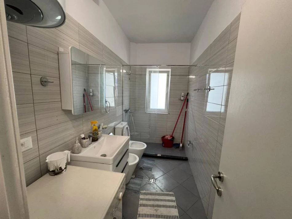 Tirane, jepet me qera apartament 2+1+Ballkon Kati 5, 70 m² 800 € (Gjimnazi Petro Nini Luarasi)