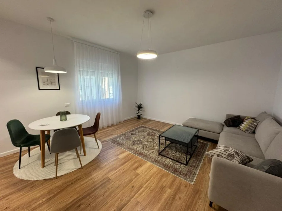 Tirane, jepet me qera apartament 2+1+Ballkon Kati 5, 70 m² 800 € (Gjimnazi Petro Nini Luarasi)