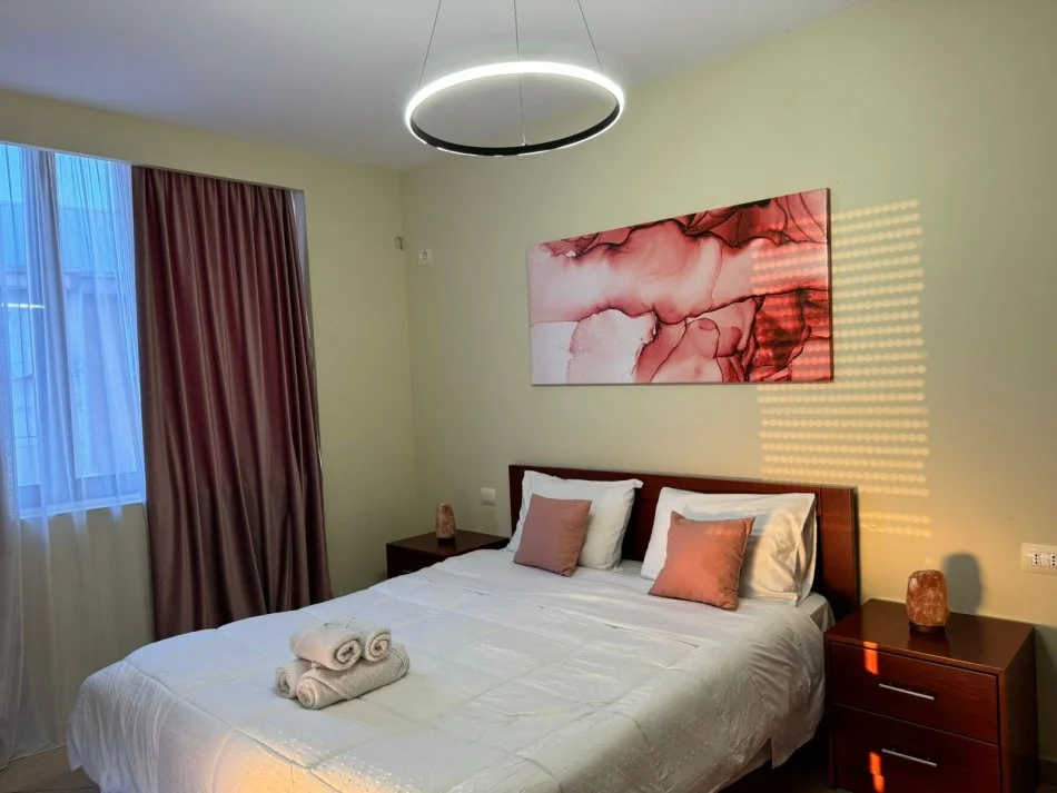 Tirane, jepet me qera apartament 1+1+Ballkon Kati 5, 80 m² 570 € (Mine peza)