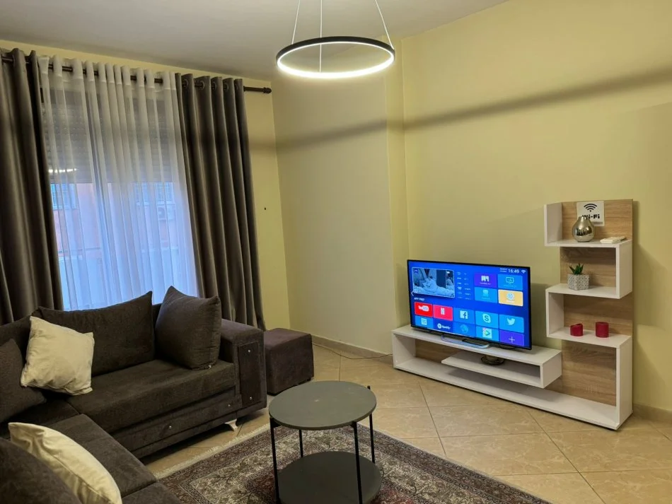 Tirane, jepet me qera apartament 1+1+Ballkon Kati 5, 80 m² 570 € (Mine peza)