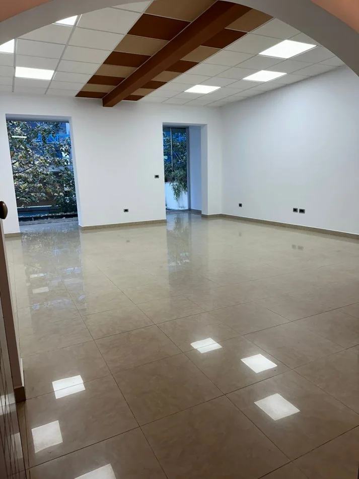 Tirane, jepet me qera zyre Kati 2, 100 m² 1.000 € 