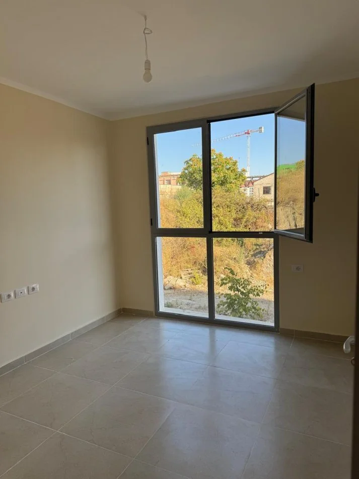 Tirane, jepet me qera apartament 2+1 Kati 2